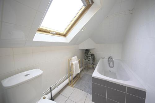 Mon Rêve - By BEST KEYS - Loft Cosy & Charme Authentique - Poutres Apparentes - Centre Ville - Netflix & WiFi Fibre - Smart TV - Machine à Café Nespresso - Check-in Autonome - Parking Facile & Gratuit, Sens (foto 6)