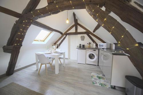 Mon Rêve - By BEST KEYS - Loft Cosy & Charme Authentique - Poutres Apparentes - Centre Ville - Netflix & WiFi Fibre - Smart TV - Machine à Café Nespresso - Check-in Autonome - Parking Facile & Gratuit, Sens (foto 10)