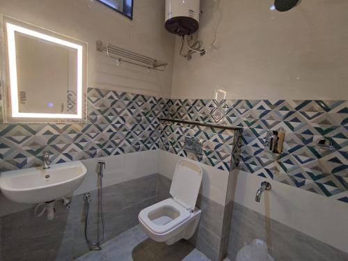 Bathroom, Jazzy Beach Guest House in Kirlampudi Layout