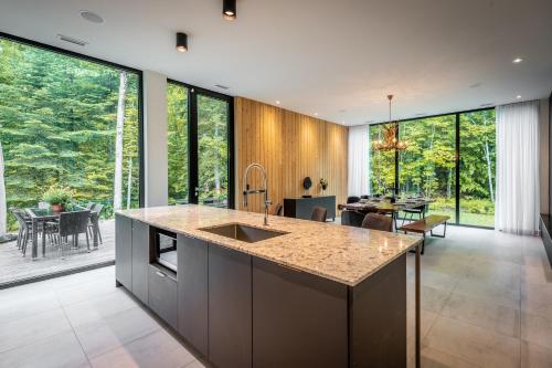 Luxurious Heaven Lodge Tremblant with HotTub & Sauna in 拉康塞普雄(QC)