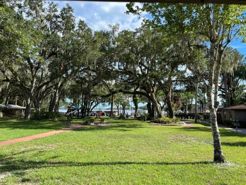 Tropical Marina & Resort on Lake Beresford in DeLand, USA