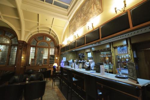 Crown & Mitre Hotel - image 7
