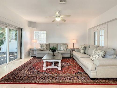 STEPS FROM THE BEACH, BEST LOCATION, 2 BDRM 2 BTH in Indian Rocks Beach