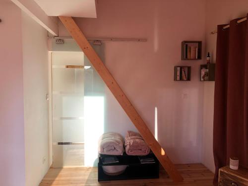 Tiny-House sous les arbres et les oiseaux in แซ็ง-โซแวร์-ออง-ปุยแซย์