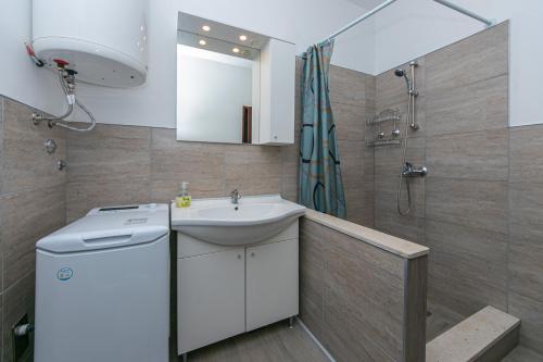 Apartment Gradac 14708b - image 3