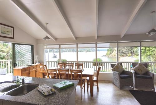 Water's Edge Holiday Home in Opua