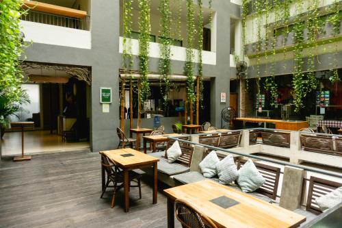 Restaurant, Grandmas Plus Hotel Legian in Legian