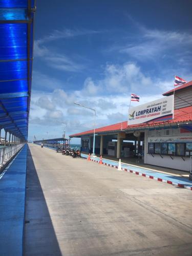 คอฟฟี่ ไอส์แลนด์ (Coffee Island) in หน้าทอน