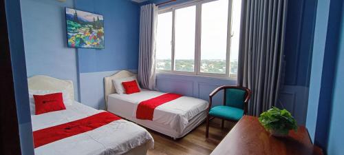 1 queen bed, 2 twin beds