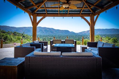 Vista, Mountain View Playhouse Near Yosemite & Bass Lake in Ahwahnee (CA)