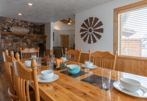 Chester Currents by KABINO Riverfront on Henrys Fork Air Conditioning Boat Launch Foosball Pool Table Huge Yard Garage WIFI Chester Currents by KABINO Riverfront on Henrys Fork Air Conditioning Boat Launch Foosball Pool Table Huge Yard Garage WIFI