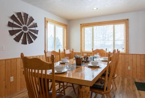 Chester Currents by KABINO Riverfront on Henrys Fork Air Conditioning Boat Launch Foosball Pool Table Huge Yard Garage WIFI Chester Currents by KABINO Riverfront on Henrys Fork Air Conditioning Boat Launch Foosball Pool Table Huge Yard Garage WIFI