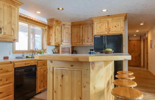 Chester Currents by KABINO Riverfront on Henrys Fork Air Conditioning Boat Launch Foosball Pool Table Huge Yard Garage WIFI Chester Currents by KABINO Riverfront on Henrys Fork Air Conditioning Boat Launch Foosball Pool Table Huge Yard Garage WIFI