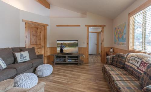 Chester Currents by KABINO Riverfront on Henrys Fork Air Conditioning Boat Launch Foosball Pool Table Huge Yard Garage WIFI Chester Currents by KABINO Riverfront on Henrys Fork Air Conditioning Boat Launch Foosball Pool Table Huge Yard Garage WIFI