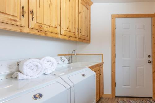 Chester Currents by KABINO Riverfront on Henrys Fork Air Conditioning Boat Launch Foosball Pool Table Huge Yard Garage WIFI Chester Currents by KABINO Riverfront on Henrys Fork Air Conditioning Boat Launch Foosball Pool Table Huge Yard Garage WIFI