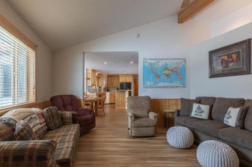 Chester Currents by KABINO Riverfront on Henrys Fork Air Conditioning Boat Launch Foosball Pool Table Huge Yard Garage WIFI Chester Currents by KABINO Riverfront on Henrys Fork Air Conditioning Boat Launch Foosball Pool Table Huge Yard Garage WIFI