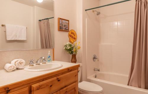 Chester Currents by KABINO Riverfront on Henrys Fork Air Conditioning Boat Launch Foosball Pool Table Huge Yard Garage WIFI Chester Currents by KABINO Riverfront on Henrys Fork Air Conditioning Boat Launch Foosball Pool Table Huge Yard Garage WIFI