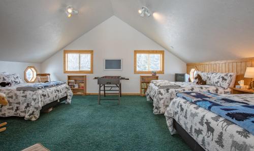 Chester Currents by KABINO Riverfront on Henrys Fork Air Conditioning Boat Launch Foosball Pool Table Huge Yard Garage WIFI Chester Currents by KABINO Riverfront on Henrys Fork Air Conditioning Boat Launch Foosball Pool Table Huge Yard Garage WIFI