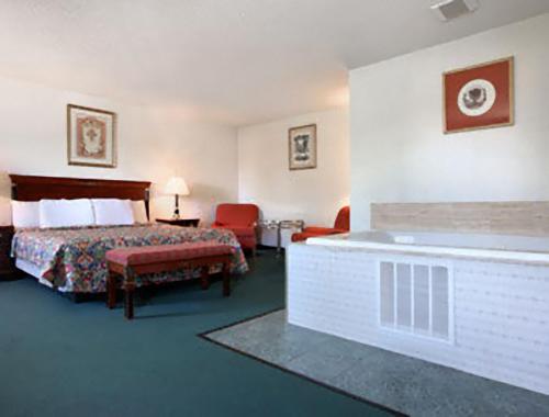 Travelodge by Wyndham Waukegan Gurnee in Waukegan, USA
