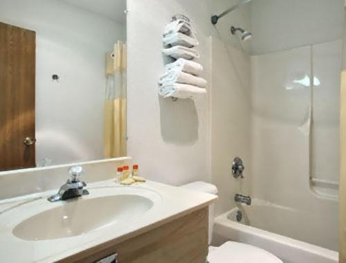 Travelodge by Wyndham Waukegan Gurnee in Waukegan, USA