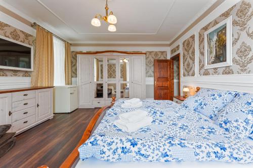 1 king bed, 1 sofa bed