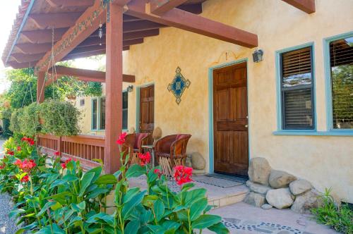 39576100 Blue Iguana Inn