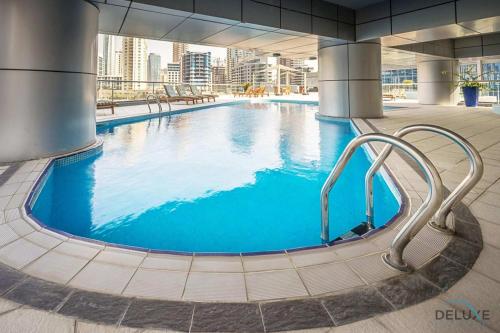Elegant 2BR at The Point Dubai Marina by Deluxe Holiday Homes, Dubai (photo 8)