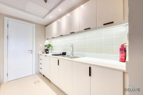 Elegant 2BR at The Point Dubai Marina by Deluxe Holiday Homes, Dubai (photo 9)