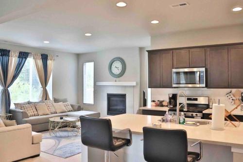 Cheerful 4-bedroom home with an indoor fireplace