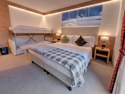 1 queen bed, 1 sofa bed