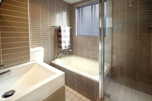 Modern Light 2BR Moments from Clovelly Beach in Bronte