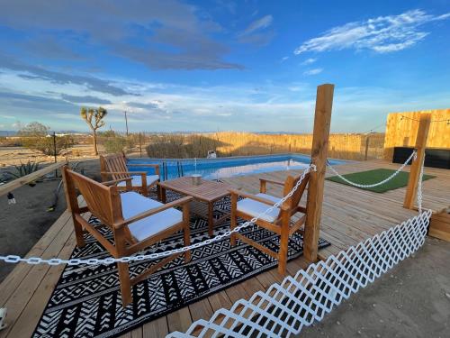 Stargazer Ranch - Tranquility on 2 acres with Large Private Pool, Fire Pit, Yoga Room, Telescope for Stargazing, BBQ, 50in Roku SmartTV, Yucca Valley (foto 2)