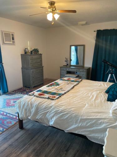 Stargazer Ranch - Tranquility on 2 acres with Large Private Pool, Fire Pit, Yoga Room, Telescope for Stargazing, BBQ, 50in Roku SmartTV in Yucca Valley, USA