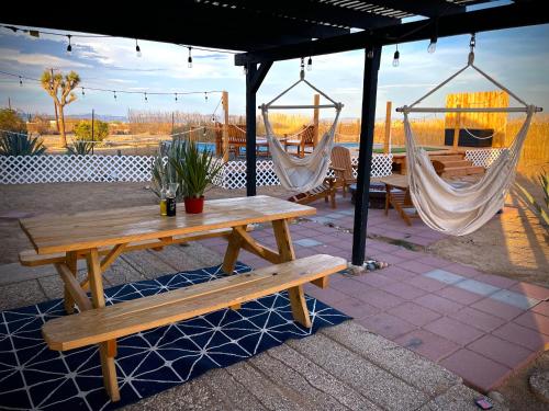 Stargazer Ranch - Tranquility on 2 acres with Large Private Pool, Fire Pit, Yoga Room, Telescope for Stargazing, BBQ, 50in Roku SmartTV in Yucca Valley, USA