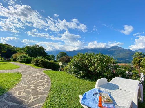  Bellavista B Garten-Appartement mit Pool in Colico