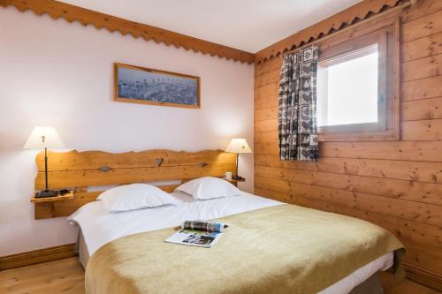 One-Bedroom Apartment with Sleeping Alcove and Balcony (5 People)