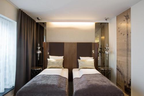 395889303 Tivoli Hotel