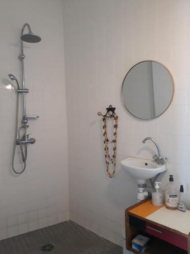 Chouette Cabanon sur la plage vue mer et terrasse privée, Marseille (photo 9)