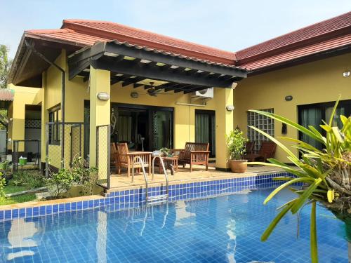 Thip´s Luxury Pool Villa Bali style