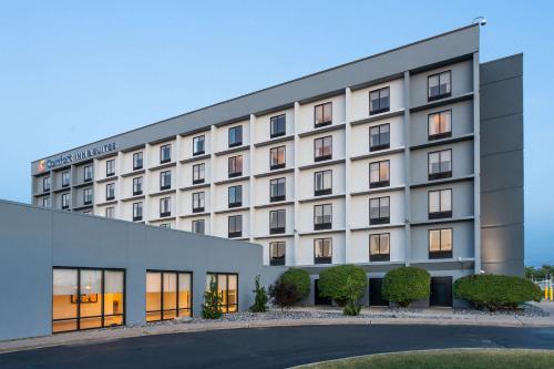 Comfort Inn & Suites Buffalo Airport - Hotel - Buffalo