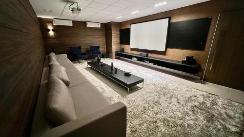 EDF PROMENADE - Apartamento com 2 quartos climatizados a 150m da beira-mar de ponta verde - Piscina, Academia, Sauna, Lavanderia, Home Cine, Churrasqueira, Salão de Jogos, Área Kids