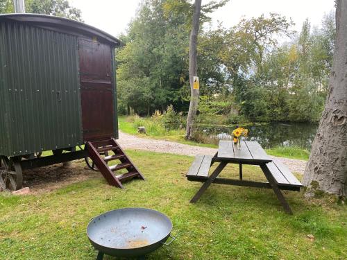 Výhled, The Shepherd's Hut - Wild Escapes Wrenbury off grid glamping in Wrenbury