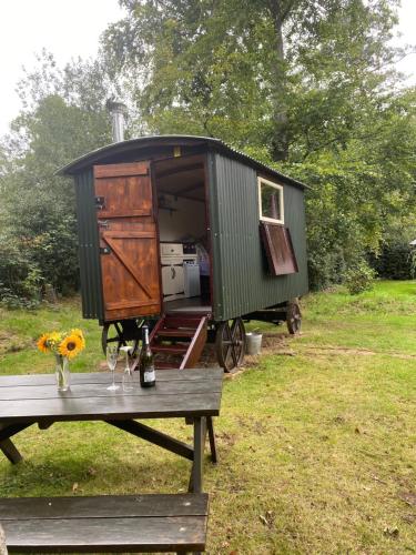 The Shepherd's Hut - Wild Escapes Wrenbury off grid glamping - ages 12 and over - Hotel - Baddiley