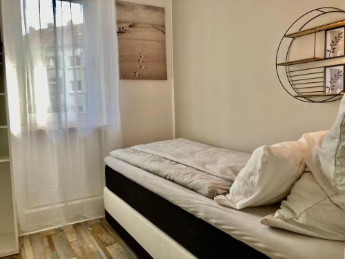 Living at Saarpartments -AdultsOnly- 2 Bedrooms, Kitchen - Business & Holiday Apartments for Long- and Short term Stay, 3 min to Train Station, Secure E-Bike Parking!, Saarbrücken (Foto 6)