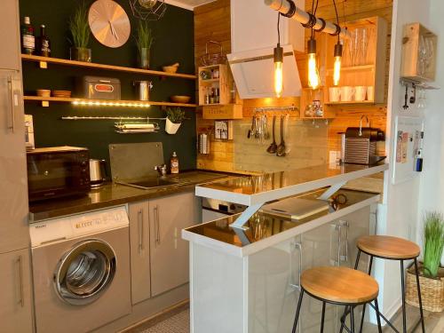 Living at Saarpartments -AdultsOnly- 2 Bedrooms, Kitchen - Business & Holiday Apartments for Long- and Short term Stay, 3 min to Train Station, Secure E-Bike Parking!, Saarbrücken (Foto 10)