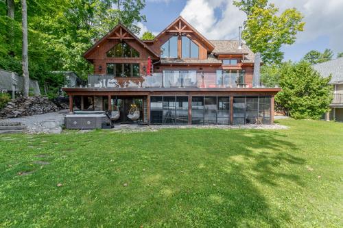 . Lakefront cottage with golf area BBQ pool table