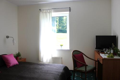 1 queen bed, 1 twin bed, 1 sofa bed