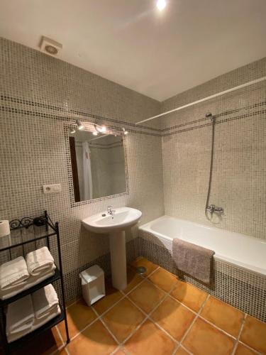 Three-Bedroom Apartment with Sea View image 8