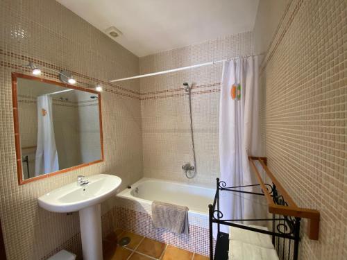 Three-Bedroom Apartment with Sea View image 7