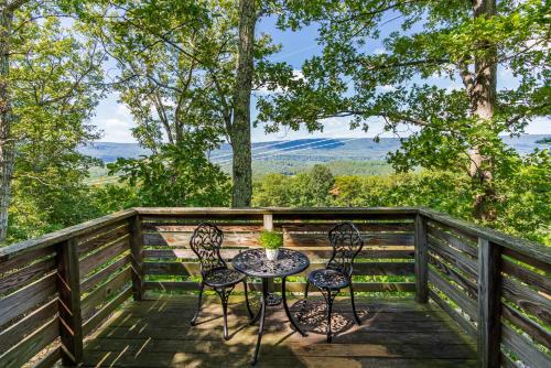 Great Views! A-Frame w Hot Tub, Grill & Fire Pit in Morton Grove, USA
